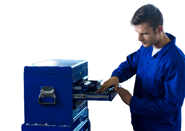 Técnico em uniforme azul realizando manutenção em equipamento